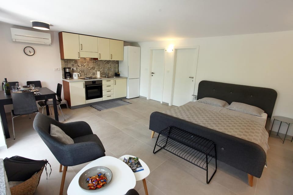 Bed, Photo of the whole room, Seating area