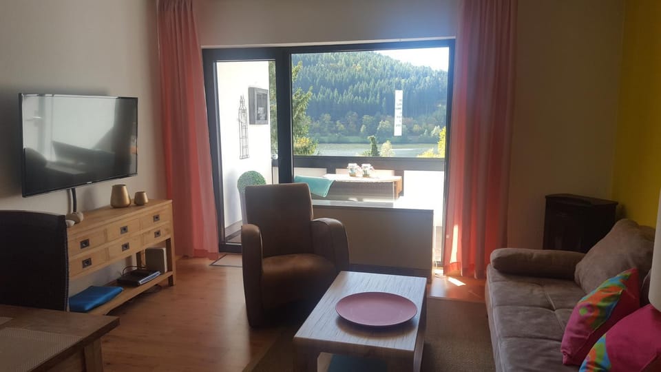 Communal lounge/ TV room, TV and multimedia, Living room, Seating area, Dining area, Evening entertainment, Lake view