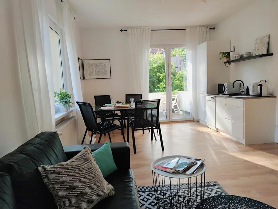 Coffee/tea facilities, Kitchen or kitchenette, Living room, Seating area, Dining area, minibar, pet friendly