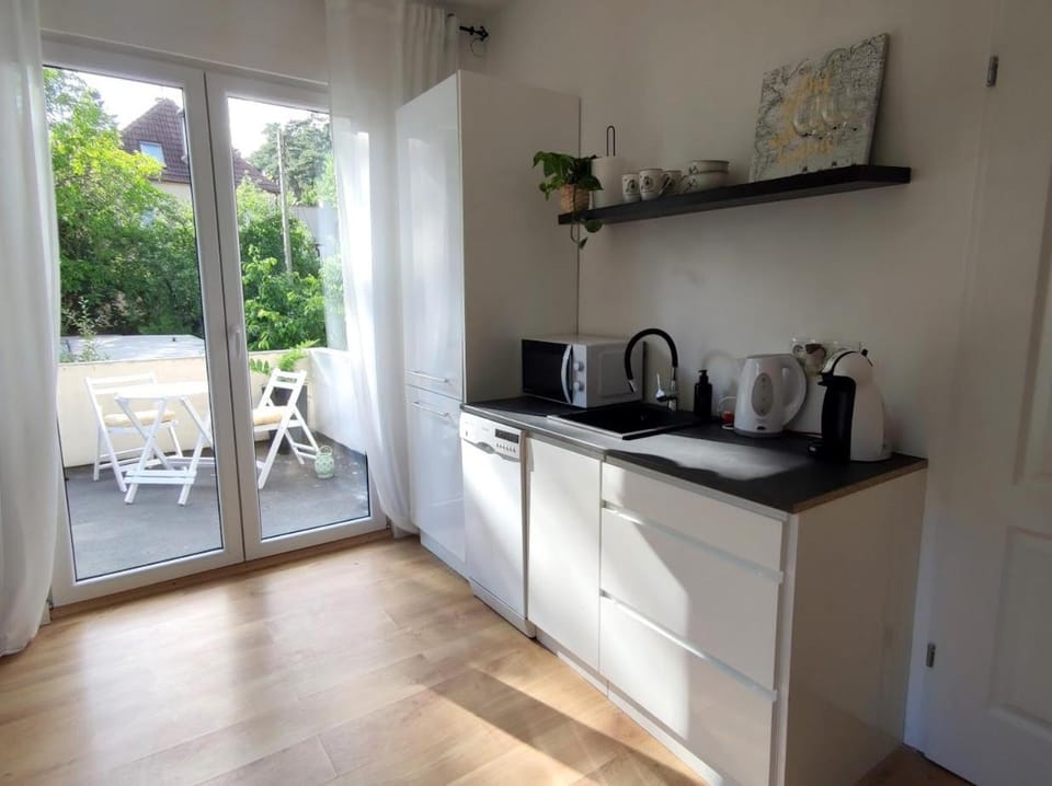 Coffee/tea facilities, Kitchen or kitchenette, Dining area, Garden view