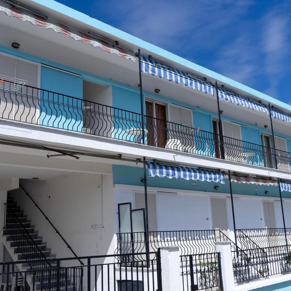 Property building, Day, Balcony/Terrace