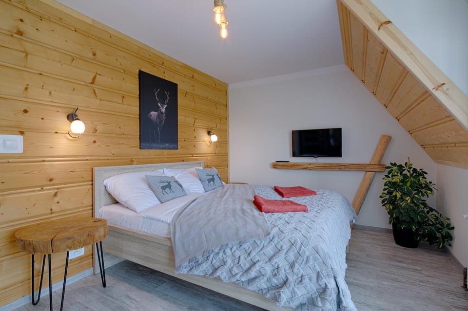 Bed, TV and multimedia, Photo of the whole room, Decorative detail, Seating area, Bedroom, Area and facilities