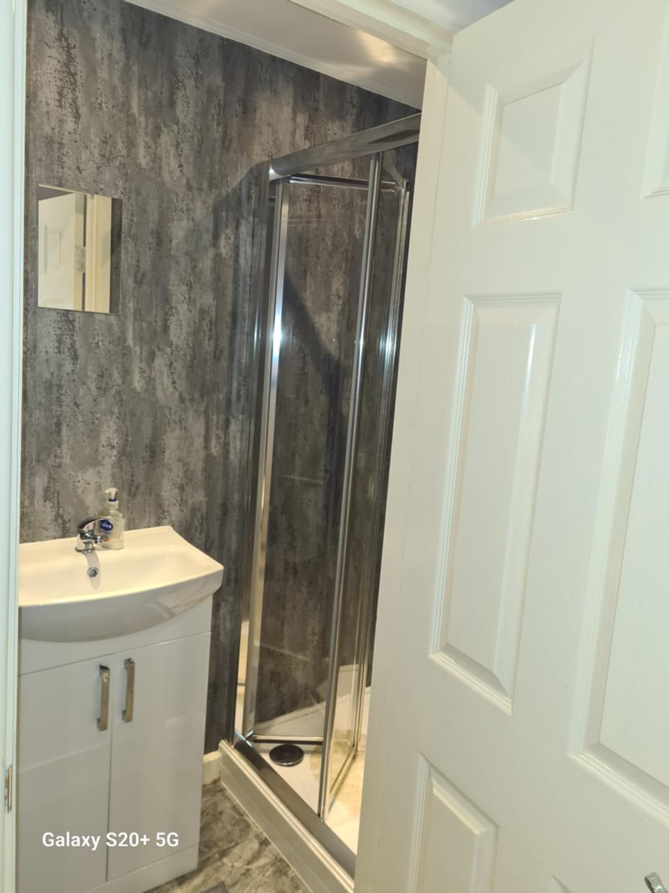 The Reading three bedroom apartment with gardens, suitable for contractors Apartment in England