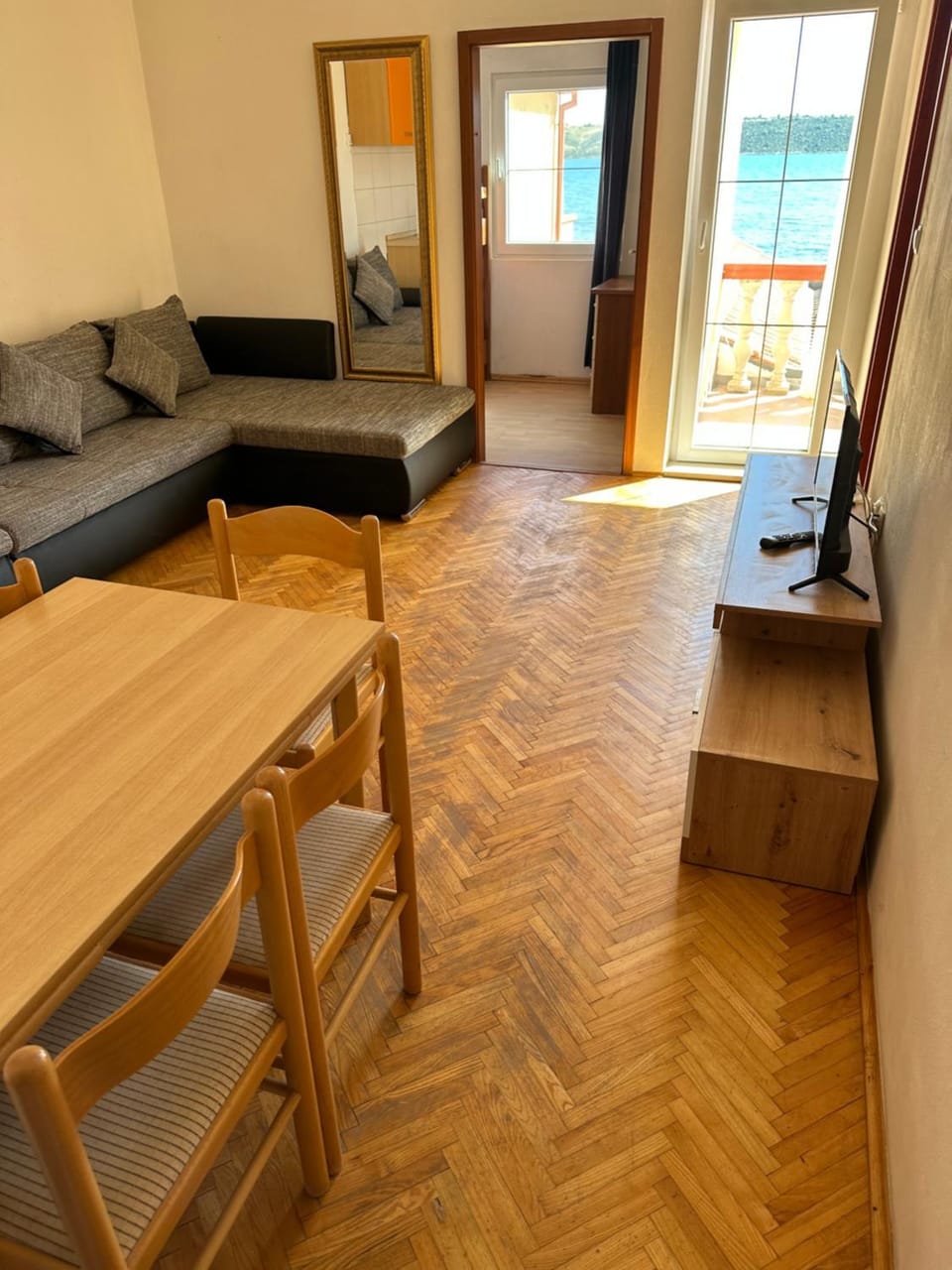 Villa M, Apartment 4 Persons - direct by the sea, 1st floor Apartment in Zadar County