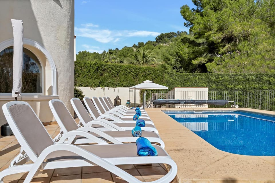 Swimming pool, sunbed