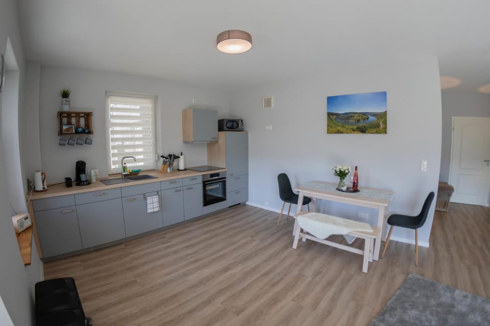 Kitchen or kitchenette, Seating area, Dining area