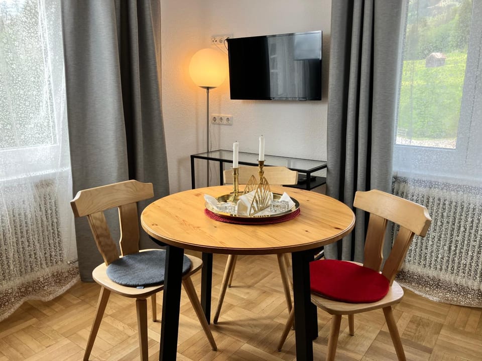 TV and multimedia, Living room, Seating area, Dining area