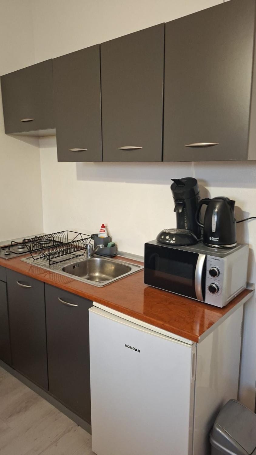 Coffee/tea facilities, Kitchen or kitchenette, microwave, stove, toaster