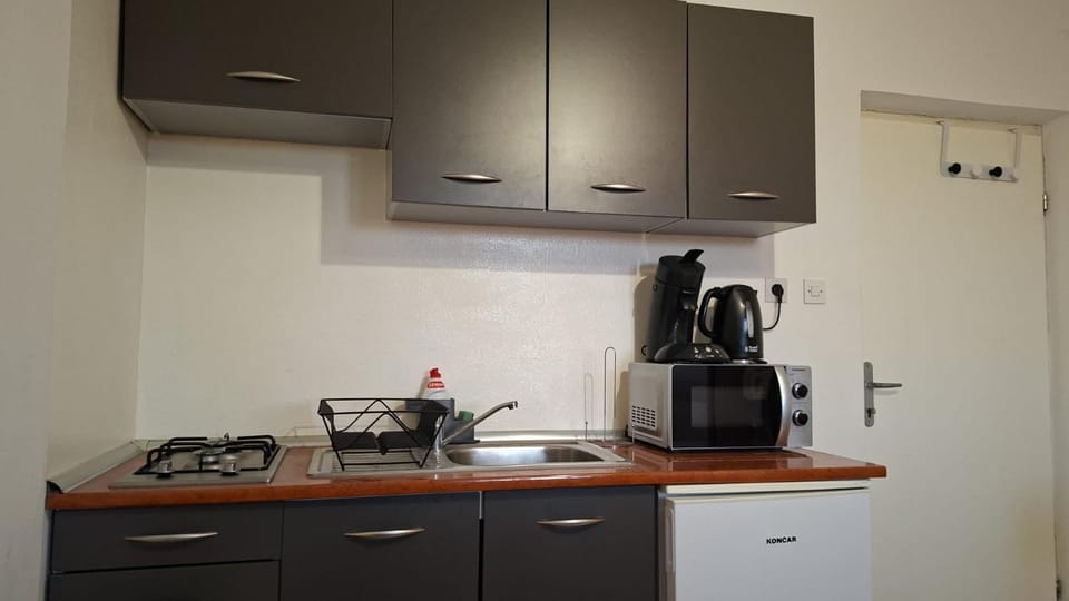 Coffee/tea facilities, Kitchen or kitchenette, microwave, stove, toaster