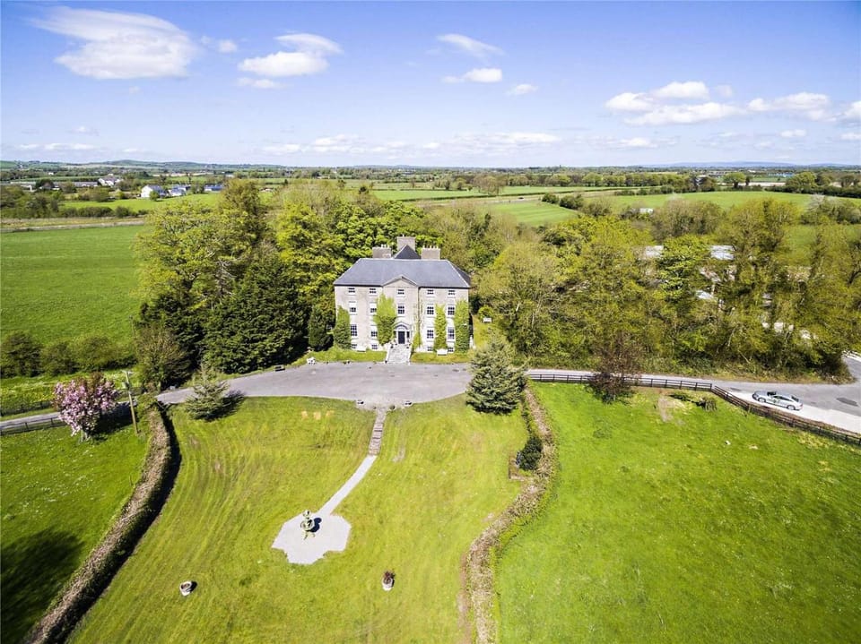 Property building, Day, Natural landscape, Bird's eye view, Garden, Garden view, Landmark view