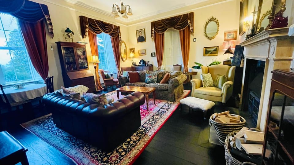 Living room, Seating area