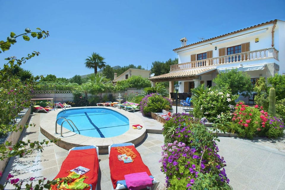 Property building, Patio, Garden, Garden view, Pool view, Swimming pool, sunbed
