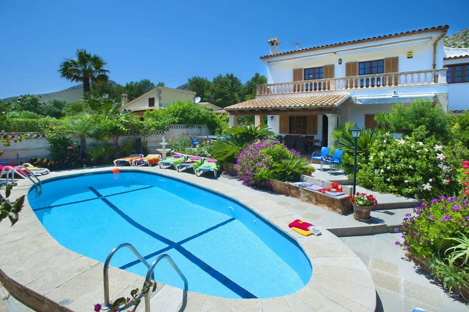 Property building, Day, Garden, Garden view, Pool view, Swimming pool, Swimming pool, sunbed