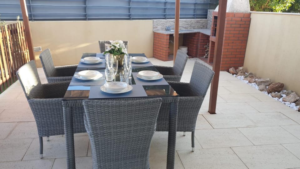 Cozy villa with pool and Barbecue House in Olhos de Água