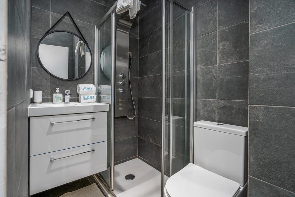 Shower, Toilet, Bathroom, towels