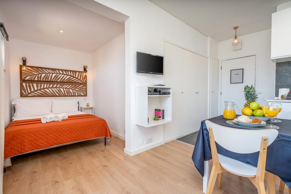 Bed, TV and multimedia, Photo of the whole room, Seating area, Bedroom