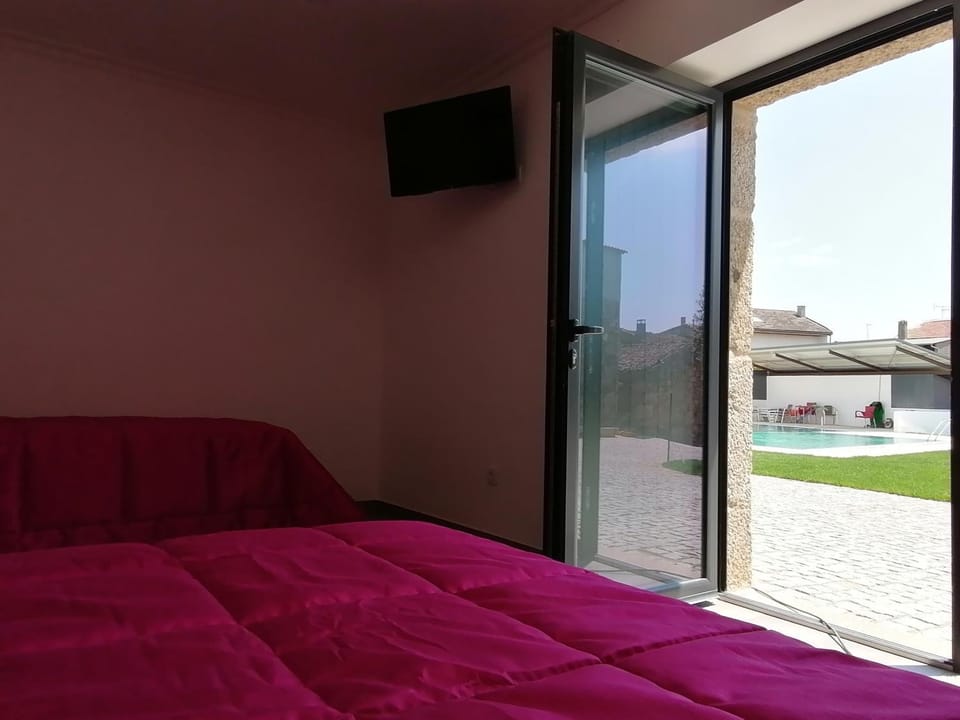 Bed, Bedroom, Garden view
