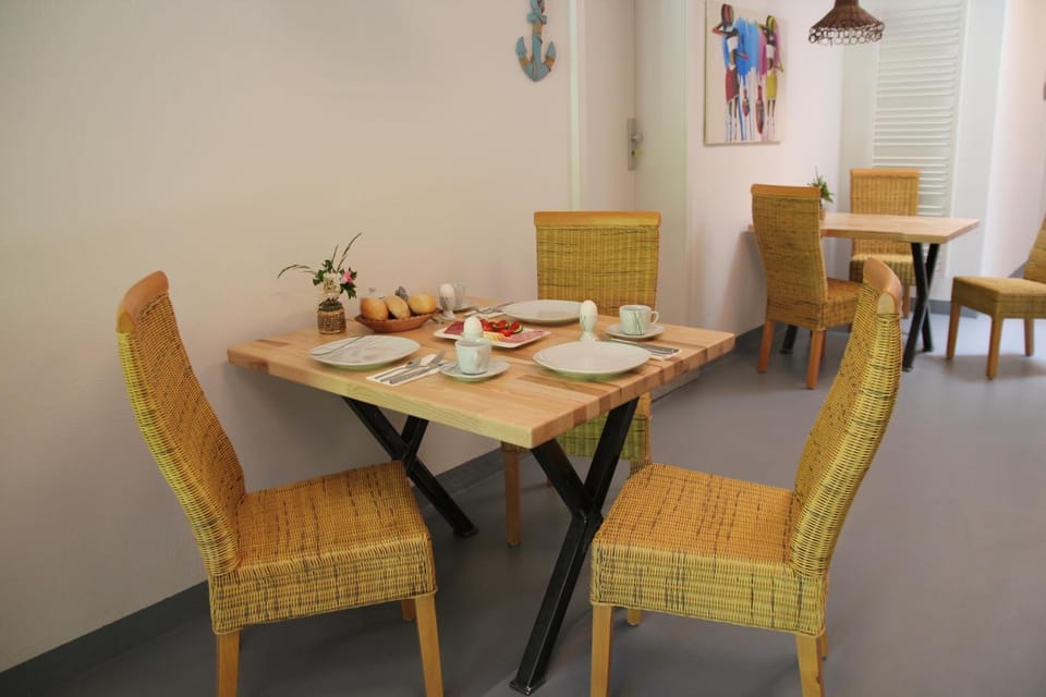 Seating area, Breakfast