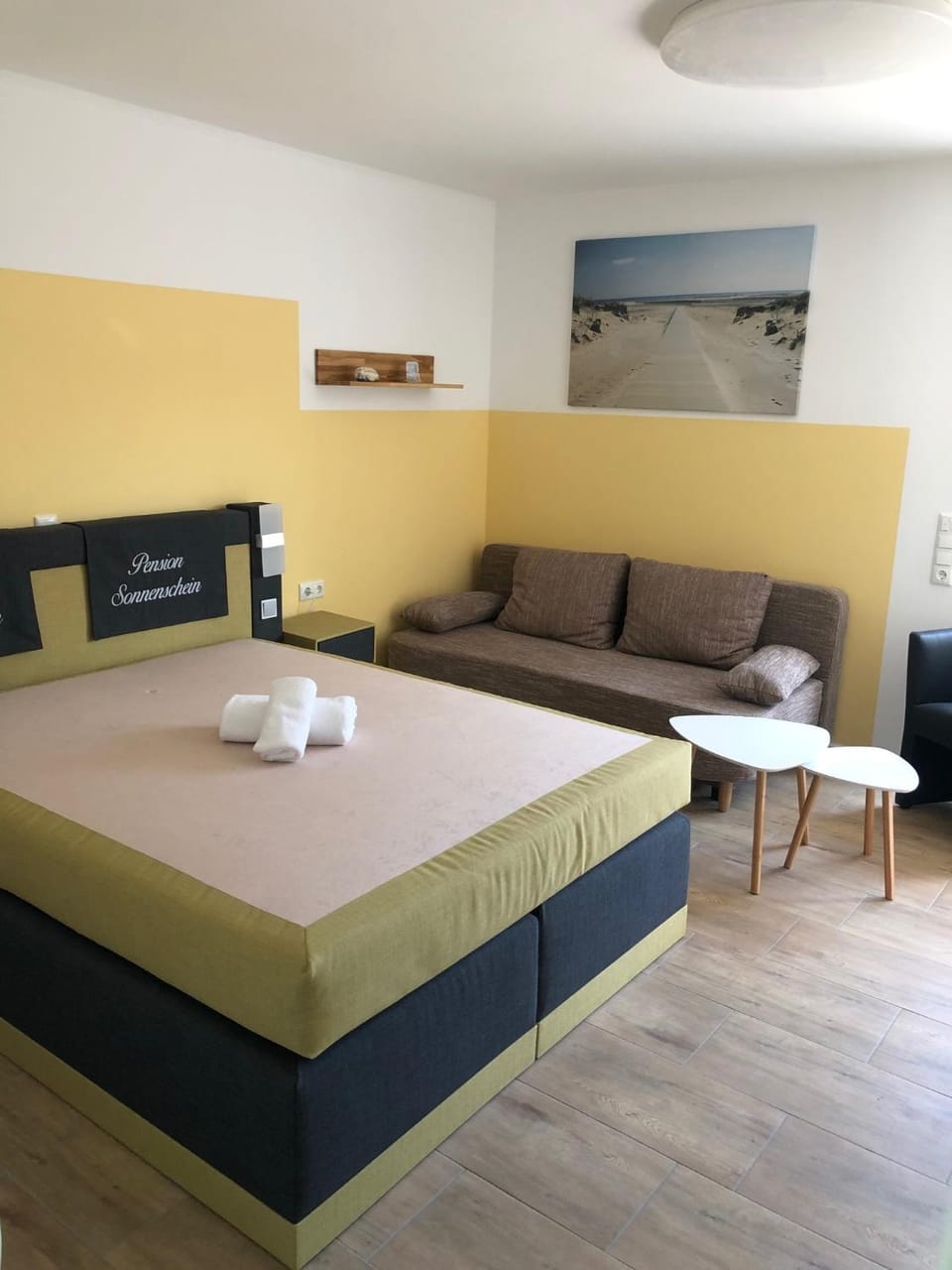 Photo of the whole room, Decorative detail