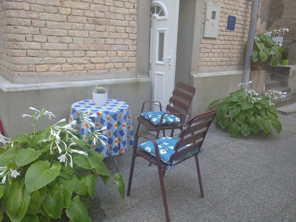 Garden, Dining area