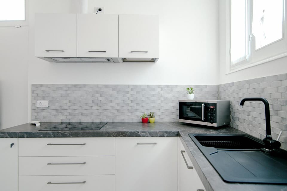 Kitchen or kitchenette, minibar, stove