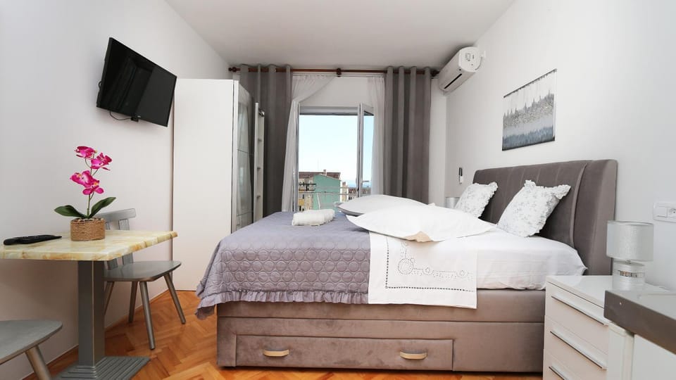 Bed, TV and multimedia, Bedroom