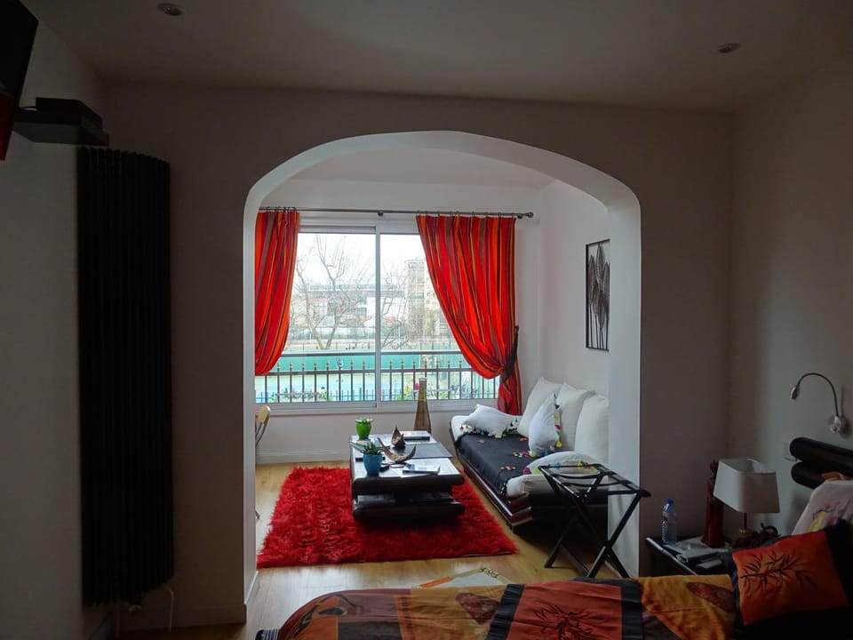 Bed, View (from property/room), Living room, Photo of the whole room, Seating area, Bedroom