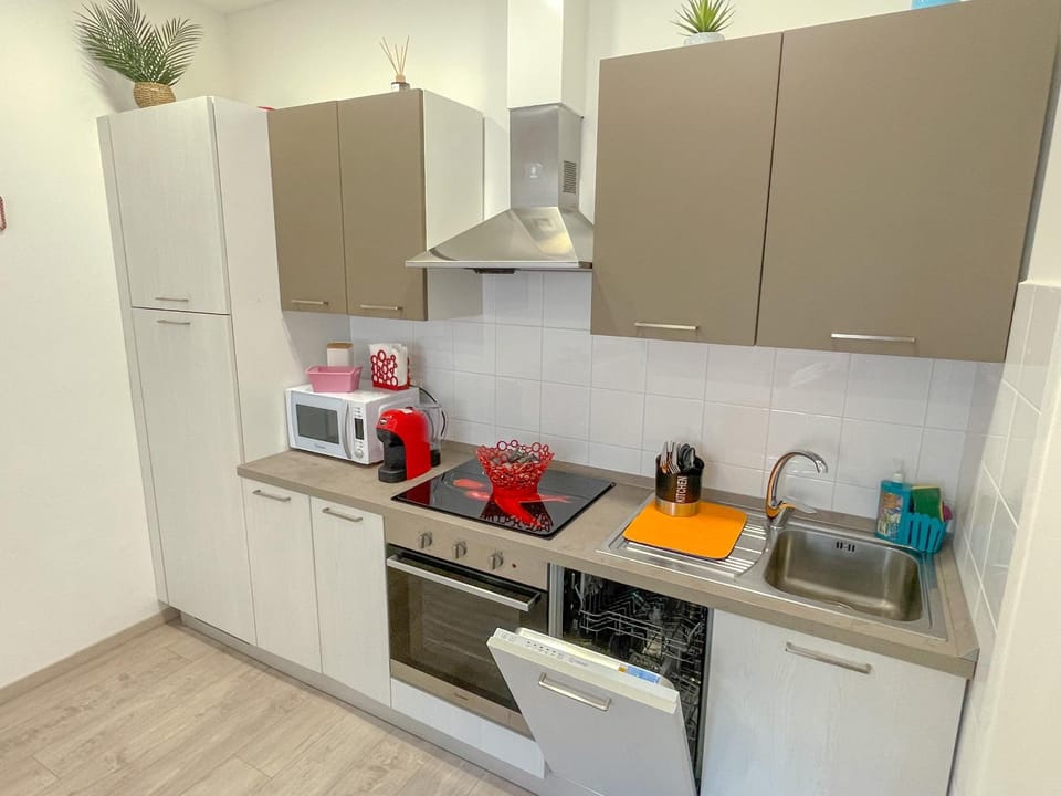 Kitchen or kitchenette, oven