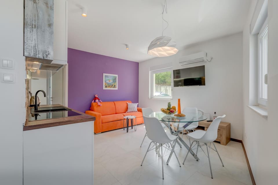 Kitchen or kitchenette, Living room, Seating area, Dining area