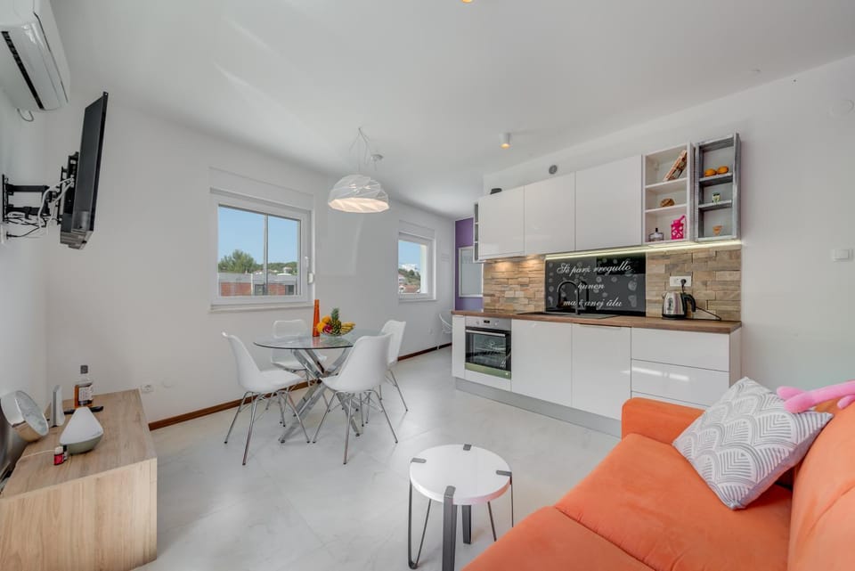 Kitchen or kitchenette, Living room, Seating area, Dining area