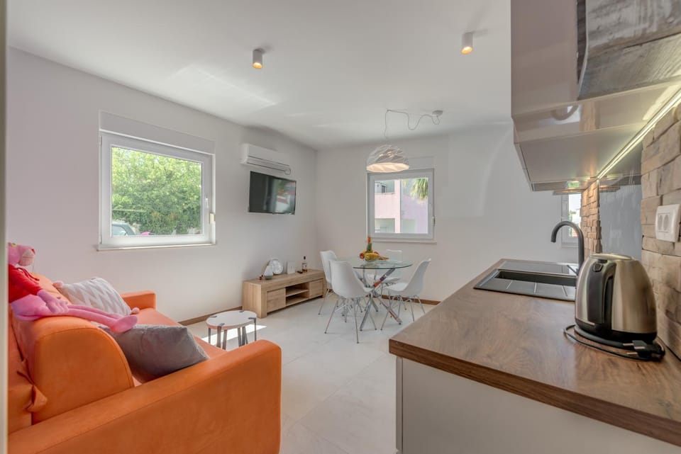 Kitchen or kitchenette, Living room, Seating area, Dining area