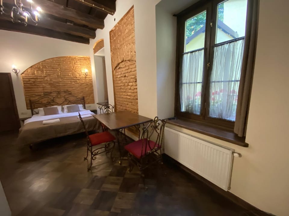 Photo of the whole room, Dining area