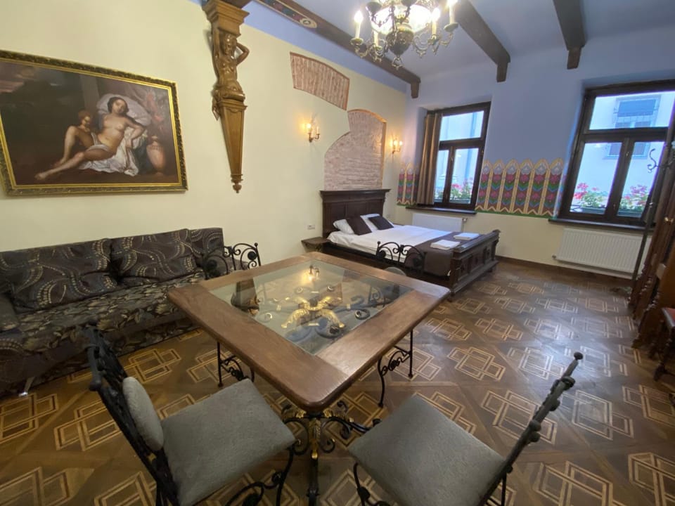 Photo of the whole room, Dining area