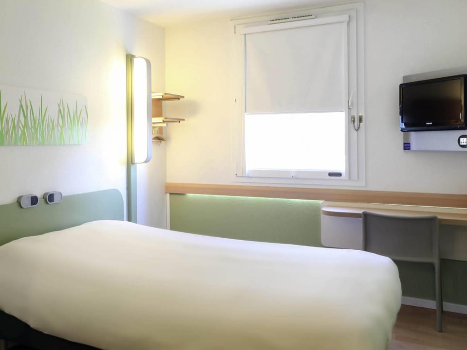 Bed, TV and multimedia, Bedroom