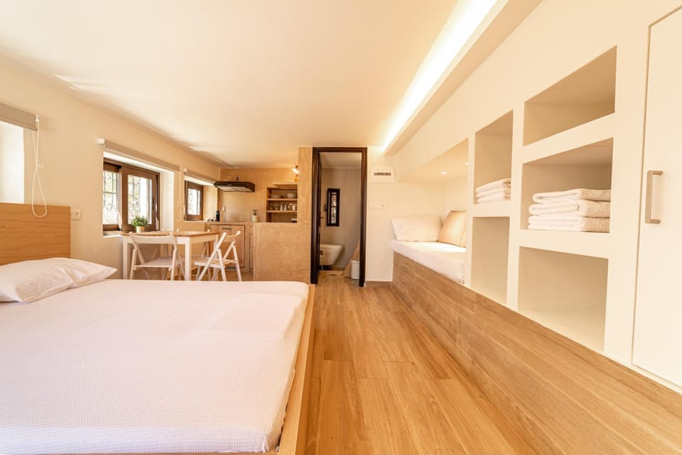 Photo of the whole room, Bedroom, wardrobe
