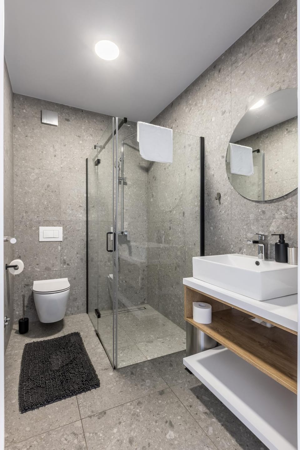 Shower, Toilet, Bathroom, towels