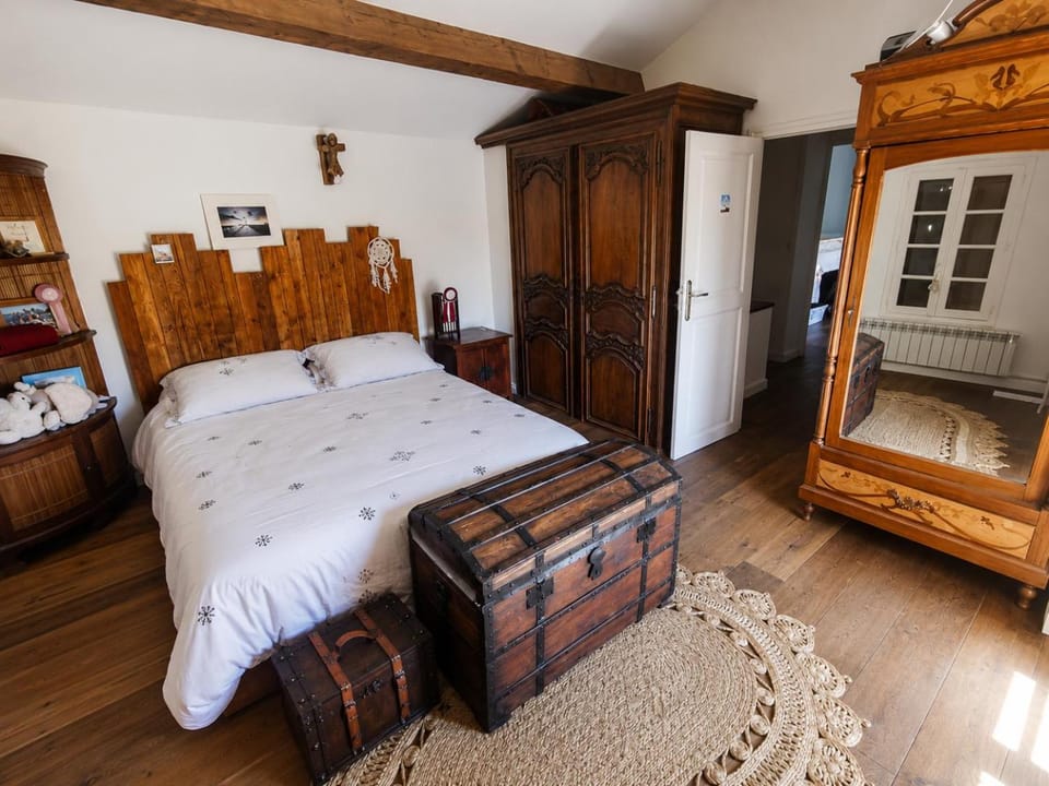 Photo of the whole room, Bedroom