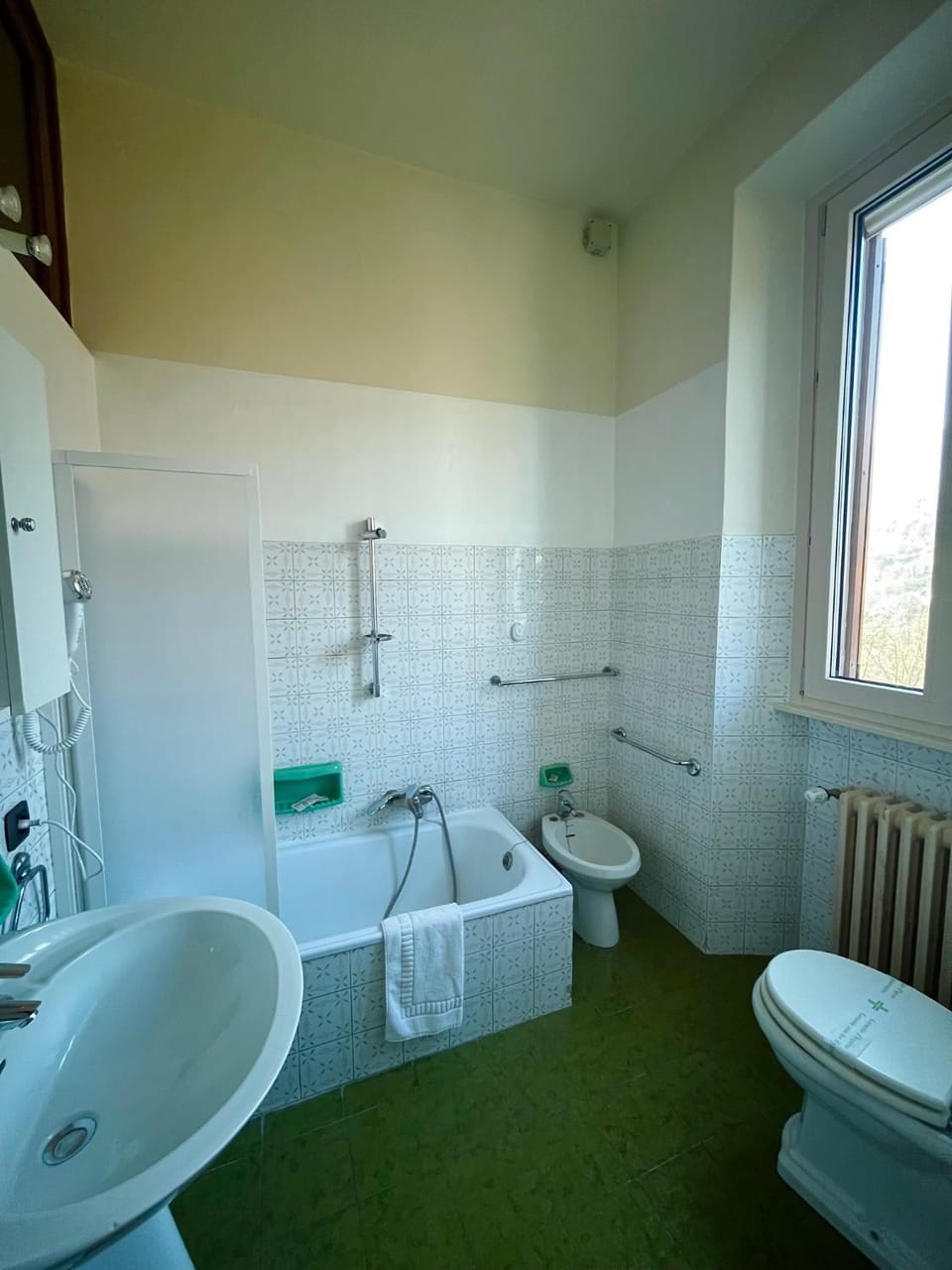 Shower, Toilet, Bathroom, Bath, bidet, towels