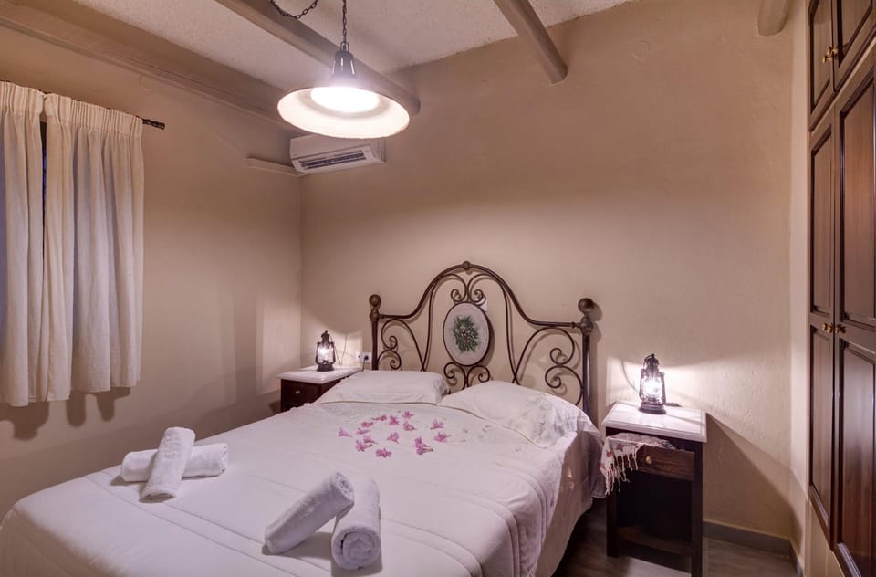 Bed, TV and multimedia, Bedroom