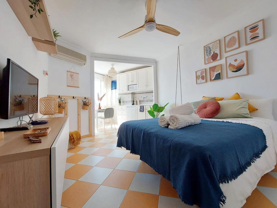 Bed, TV and multimedia, Living room, Bedroom
