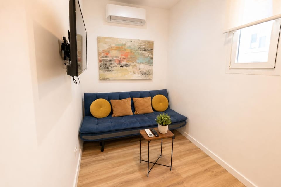 TV and multimedia, Living room, Seating area, air conditioner