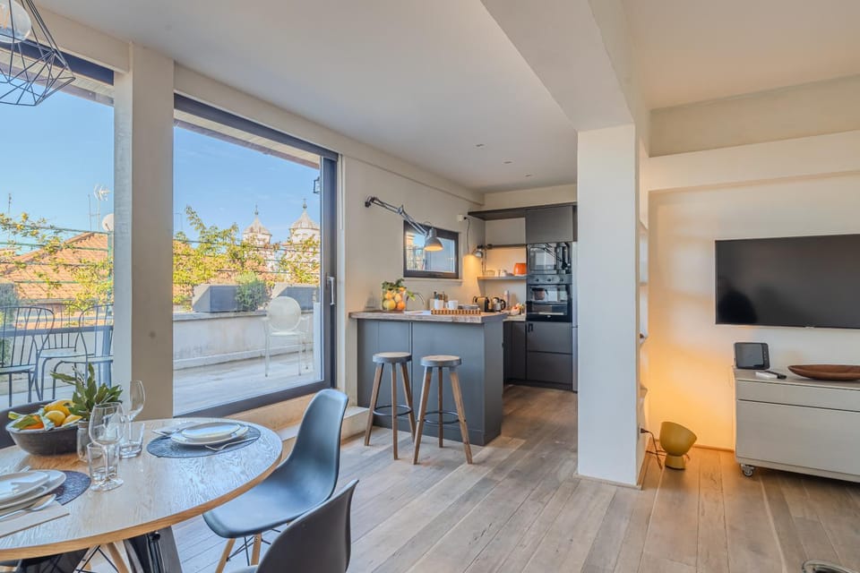 Communal lounge/ TV room, TV and multimedia, Coffee/tea facilities, View (from property/room), Balcony/Terrace, Kitchen or kitchenette, Living room, Dining area, oven