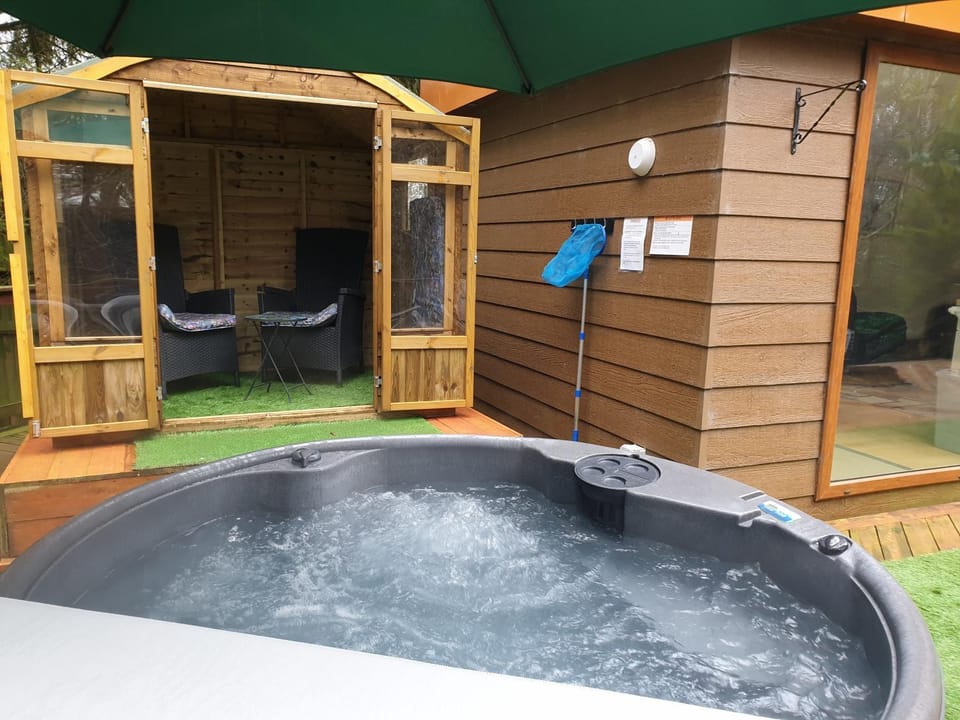 Private Couples hideaway with hot tub House in Staffordshire Moorlands District