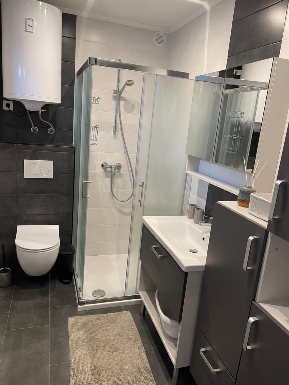 Shower, Toilet, Bathroom, towels