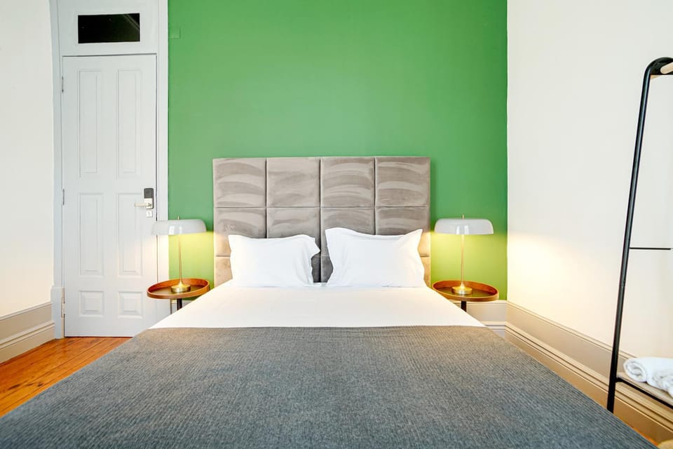 Bedroom, City view