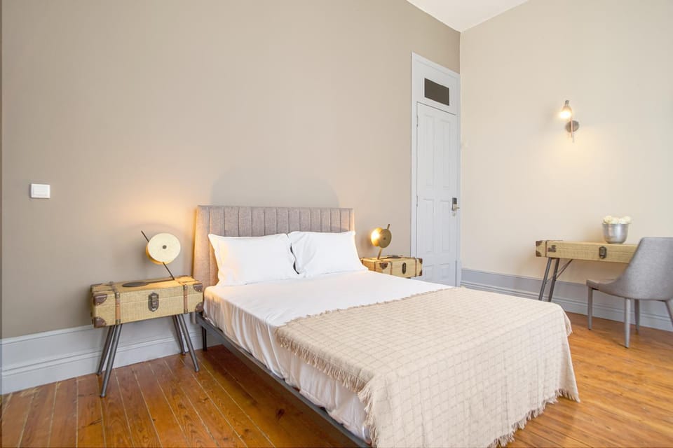 Bedroom, City view
