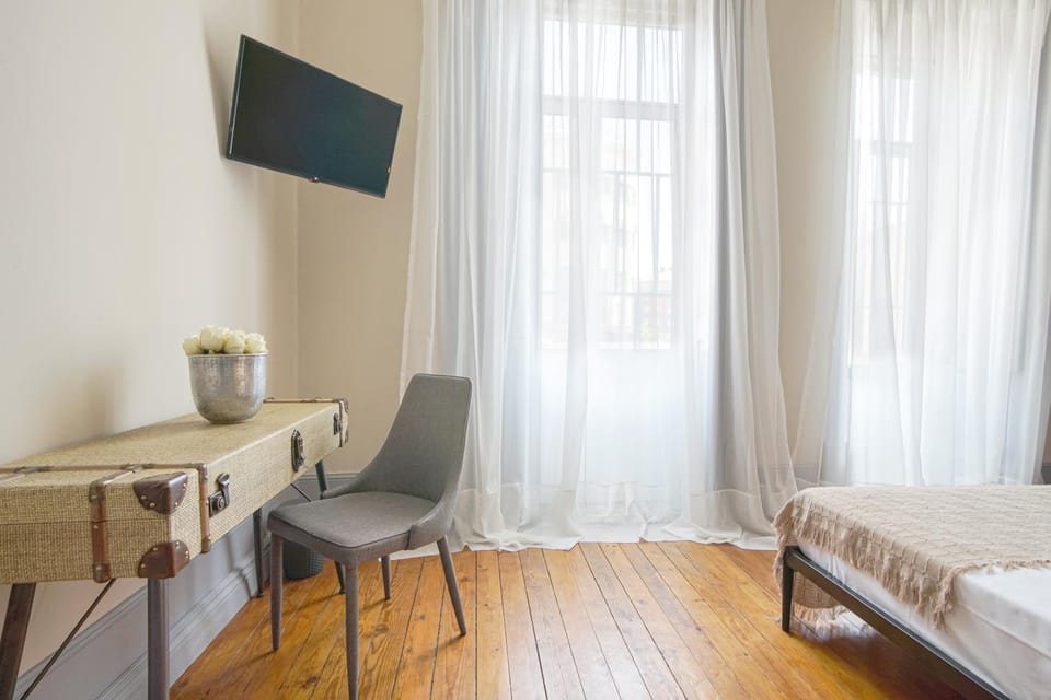 Bedroom, City view