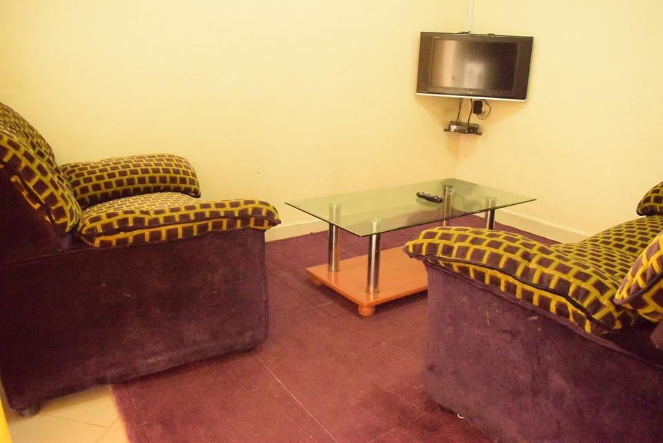 Beautiful 1BR with Wi-Fi & secure parking House in Uganda