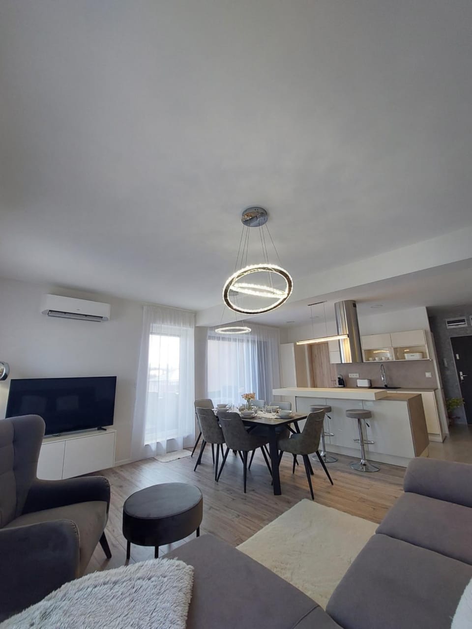 TV and multimedia, Kitchen or kitchenette, Living room, Dining area, air conditioner