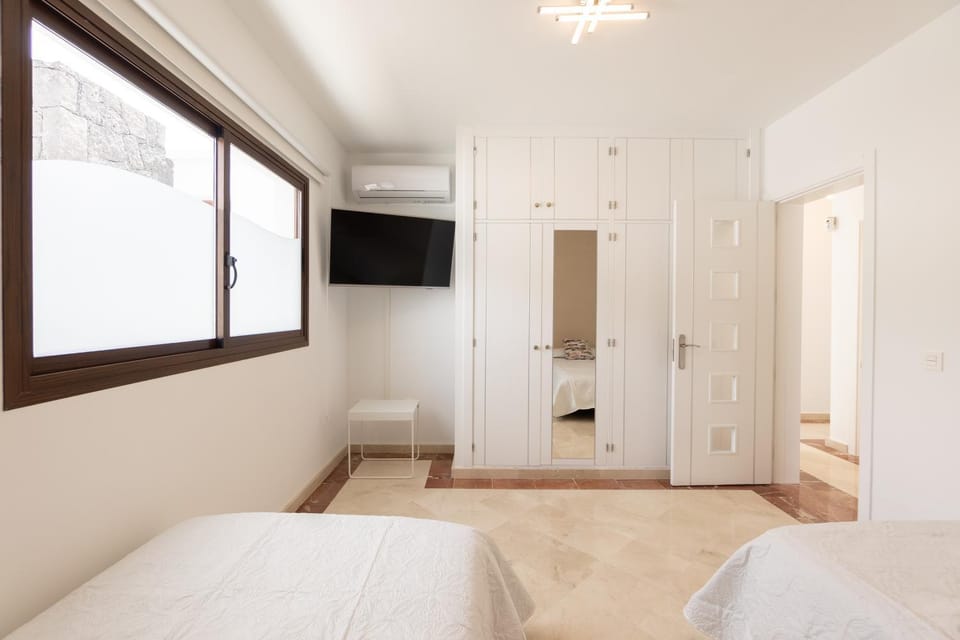 Bed, TV and multimedia, Bedroom, wardrobe